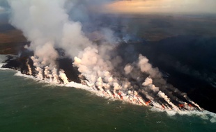 La lave s'écoule du volcan Kilauea à Hawaï.