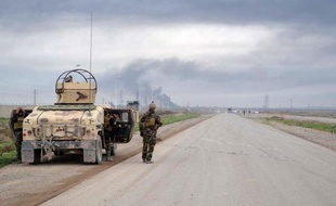 Des combattants peshmergas sur une route de Kirkuk (Irak) le 30 janvier 2015