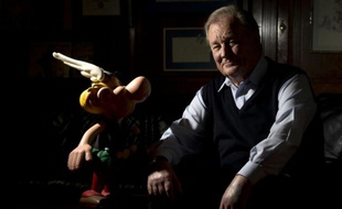 Le dessinateur Albert Uderzo près d'une figurine Astérix, le 10 octobre 2013 à Neuilly-sur-Seine