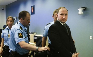 Mannequin de démonstration et photos à l'appui, le tribunal d'Oslo a entendu vendredi les premiers rapports d'autopsie des 69 victimes de la tuerie d'Utoeya, une audience qui a fait couler beaucoup de larmes, mais laissé de marbre l'auteur du carnage, Anders Behring Breivik.