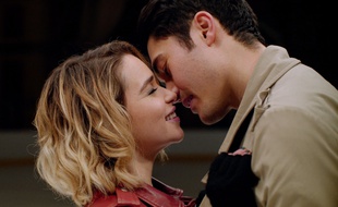 Les acteurs Emilia Clarke et Henry Golding dans un extrait de Last Christmas