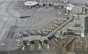 Vue aérienne de l'aéroport Pierre Elliott Trudeau, à Montréal.