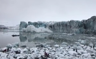 En Islande, un glacier s'effondre devant des touristes.