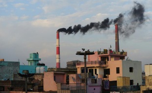 De la fumée s'échappe des cheminées d'une centrale thermique à New Delhi, le 20 mars 2015 en Inde