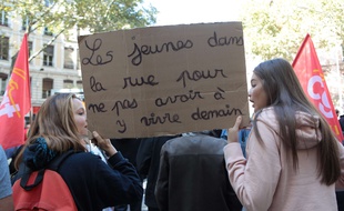 Des jeunes manifestent contre la réforme du Code du travail d'Emmanuel macron, le 21 septembre 2017 à Lyon.