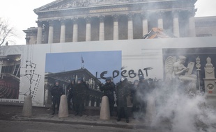 L'acte XIII des gilets jaunes a rassemblé des milliers de personnes à Paris. Près de l'assemblee nationale, des affrontements ont éclaté.