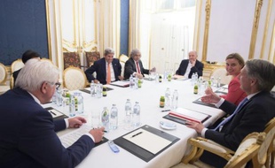 Table de négociations des diplomates sur le dossier du nucléaire iranien à l'hôtel du palais Cobourg à Vienne, le 14 juillet 2015