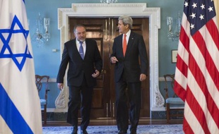 Le secrétaire d'Etat américain John Kerry (d) et le ministre israélien des Affaires étrangères Avigdor Lieberman à Washington le 9 avril 2014