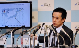 Un responsable de l'Agence météorologique japonaise annonce l'alerte au tsunami lors d'une conférence de presse à Tokyo le 3 avril 2014.