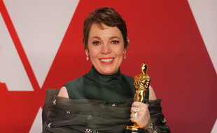 L'actrice Olivia Colman, visiblement très émue avec son Oscar en 2019