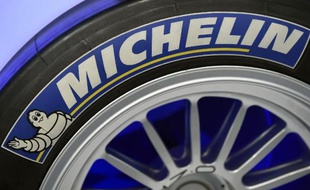 Le logo de Michelin sur un pneu