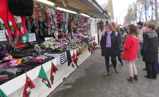 Le marché de Noël des Champs-Elysées est sous le feu des critiques cette année. Eric Azière, président du groupe UDF au Conseil de Paris, regrette notamment l'abondance des produits fabriqués en Chine sur les étals.