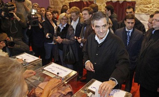 François Fillon vote pour la présidence de l'UMP le 18 novembre à Paris.