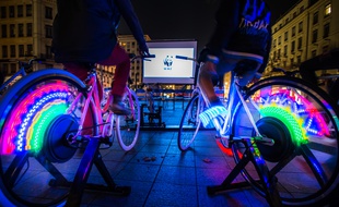 Illustration d'une séance de vélo-cinéma où le public doit pédaler pour voir le film.
