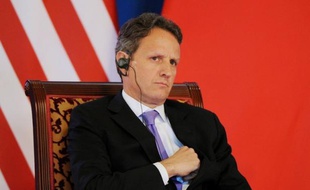 Le secrétaire américain au Trésor Timothy Geithner a appelé jeudi la Chine à laisser sa monnaie s'apprécier davantage et à mettre en oeuvre des réformes économiques essentielles à ses yeux pour combattre le ralentissement de la croissance économique mondiale.