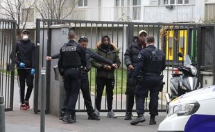 Des policiers de la CSI 93 contrôlant des jeunes en avril 2020