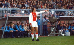 Johan Cruyff lors d'un match de l'Ajax Amsterdam le 4 avril 1982.