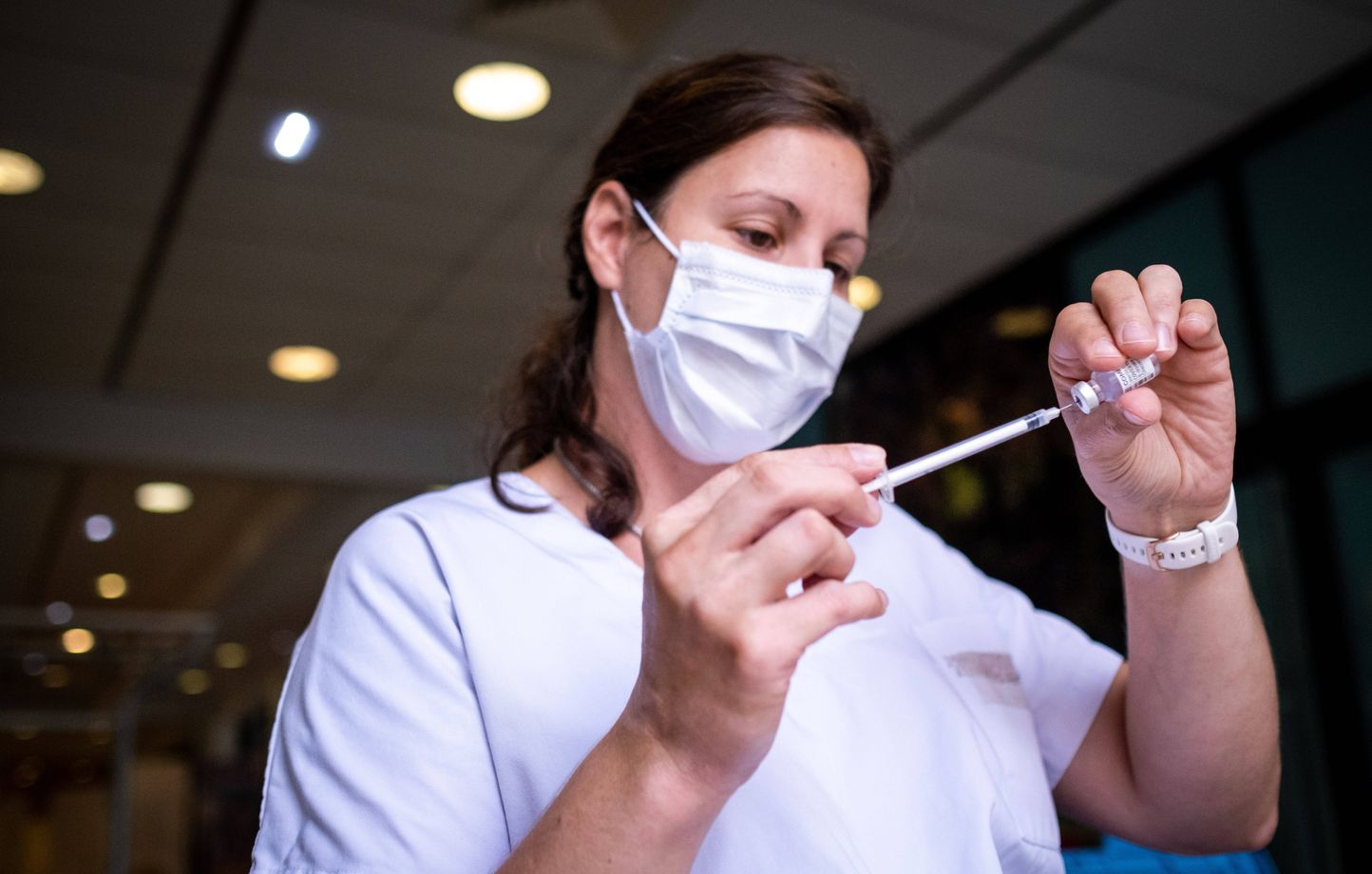 Illustration d'une infirmière qui vaccine contre le Covid-19.