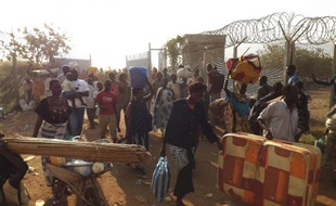 Des réfugiés arrivent dans le centre géré par l'ONU de Juba le 18 décembre 2013