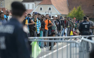Des migrants et réfugiés attendent de traverser la frontière entre la Slovénie et l'Autriche, le 21 septembre 2015 à Gornja Radgona, en Slovénie