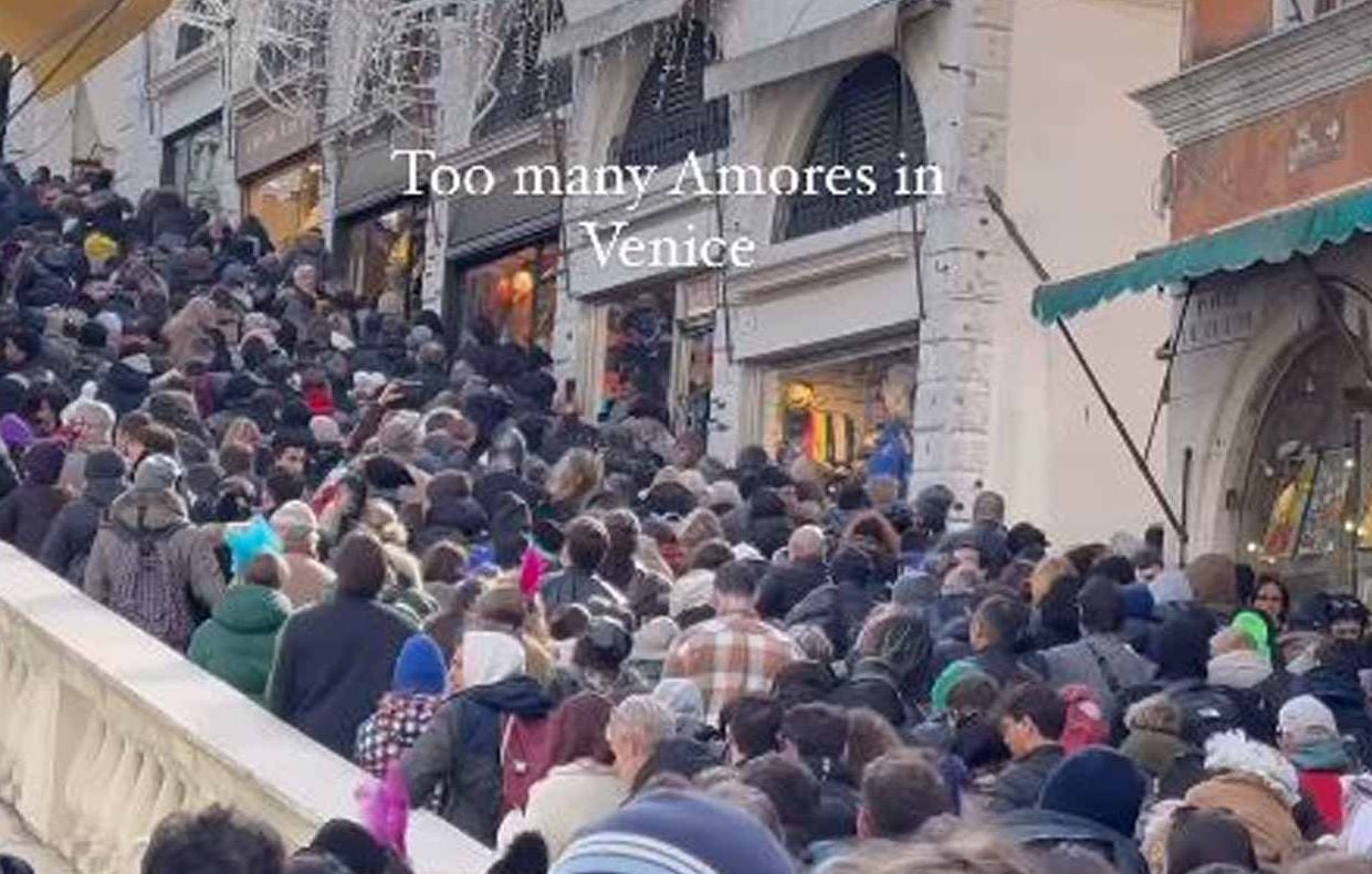 L'édition 2025 du Carnaval de Venise est prévue du 14 février au 5 mars, et c'est blindé sur le pont du Rialto.
