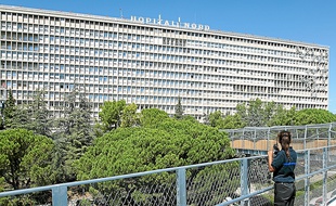 Un agent de sécurité sur la passerelle de l'hôpital Nord.