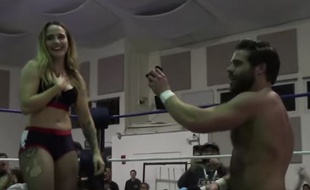 Le catcheur Joey Ryan demande sa petite amie en mariage sur un ring à San Diego, aux Etats-Unis.