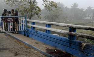Cinq personnes ont été tuées dans l'explosion d'une bombe attachée à un vélo jeudi soir dans l'est de l'Inde, un attentat attribué aux militants séparatistes de la région de Darjeeling, a indiqué vendredi la police.