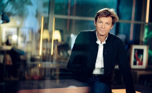 Laurent Delahousse dans l'émission «Un jour un destin», produite par Magneto Presse.