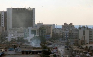De la fumée s'échappe de batiments officiels à Benghazi en proie à d'intenses combats, le 3 novembre 2014