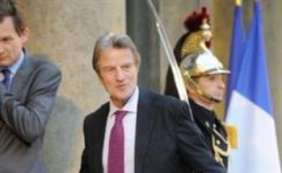Le chef de la diplomatie française, Bernard Kouchner, sera ce week-end au Tchad pour assister dimanche à la passation de pouvoirs entre la force européenne Eufor déployée au Tchad et en Centrafrique et la Mission de l'ONU (Minurcat), a annoncé vendredi son ministère.
