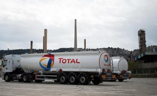 Les camions sont empêchés de partir.