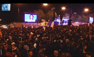 Ambiance survoltée place de la Bastille suite à l'élection de François Hollande le 6 mai 2012