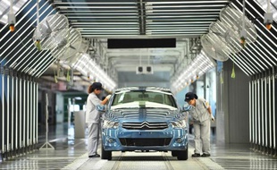 Une voiture sur une chaîne d'assemblage dans une usine Donfeng-PSA à Wuhan, en Chine, le 2 juillet 2013