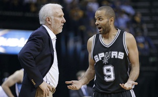 Tony Parker en discussion avec Gregg Popovich lors du match 4 contre le Thunders.