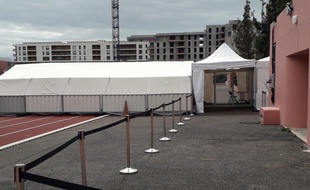 Le centre de consultation est installé dans le stade Vauban, à l'est de la ville