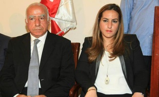 Karma Khayat, rédactrice en chef adjointe d'Al-Jadid-TV, et Tahsin Khayat (g), lors d'une conférence de presse le 28 avril 2014 à Beyrouth