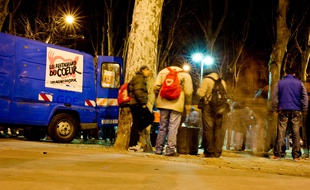 La camionnette des Restos du Coeur à Toulouse lors d'une distribution de repas, le soir. (Illustration)