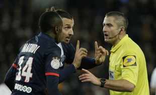 L'arbitre français Fredy Fautrel, en discussion avec les joueurs du PSG Matuidi et Ibrahimovic, le 22 décembre 2013 lors d'un match contre Lille au Parc des Princes.