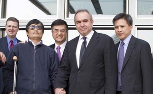 Les Etats-Unis ont reconnu jeudi que le militant chinois des droits civiques Chen Guangcheng voulait quitter la Chine, où il craint pour sa sécurité et celle de sa famille, et sont en discussion avec lui sur son avenir, a indiqué un responsable du département d'Etat.