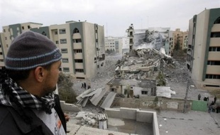 Dans la nuit, un appareil israélien a bombardé l'Université islamique de Gaza, considérée comme un bastion du Hamas, et une mosquée a été détruite à Jabaliya, dans le nord du petit territoire.