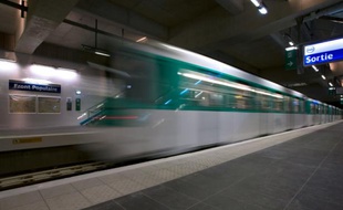 Un métro quitte la station Front populaire, à Paris le 18 décembre 2012