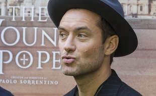 Jude Law avait des traces blanches de maquillage aux coins des yeux lors de la promo de son film The Young Pope.