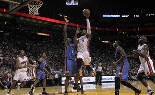 Dwyane Wade (en blanc), face à Oklahoma City et Serge Ibaka, le 16 mars 2011