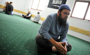 Emir Cajic imam
auto-proclamé de la communauté musulmane de Tuzla, le 16 mai 2016 lors de son entretien avec les journalistes de l'AFP