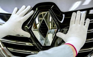Le logo Renault sur un véhicule du groupe automobile français qui sort le 26 novembre 2014 de l'usine de Douai, dans le nord de la France