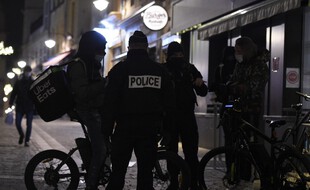 La police contrôle un livreur à vélo à Metz, le 5 janvier 2021, alors que 15 départements ont mis en place un couvre-feu dès 18 heures.