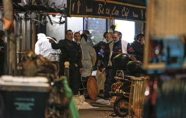 La police fait les premières constatations après la tuerie au Bataclan à Paris le 13 novembre 2015.