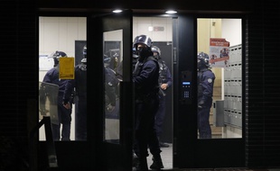 Des policiers pénètrent dans un immeuble à Villeneuve-la-Garenne (Hauts-de-Seine)