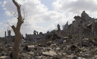 Des Palestiniens retournent voir leurs maisons après un bombardement de l'armée israélienne près de Khan Younis, dans le sud de la bande de Gaza, le 3 août 2014.